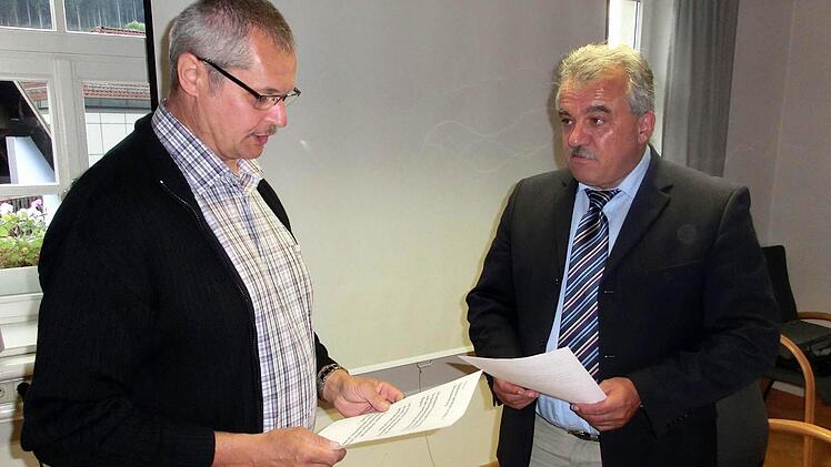 Alfred Klinger wurde von Bürgermeister Peter Hänel in der Stadtratsitzung am Montag vereidigt und wieder ins Amt eingeführt. Foto: Wunder
