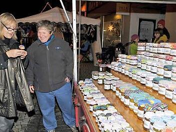 Anita Groß (r.) mit Kundin an ihrem Stand