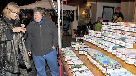 Anita Groß (r.) mit Kundin an ihrem Stand