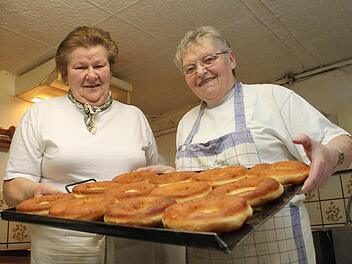 Berthilde Zapf (r.) und Emma Häckel in der "Backstumm" in Rottlersreuth, wo sie leckere Küchla backen. Fotos: Sebastian Martin