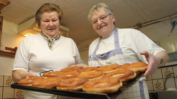 Berthilde Zapf (r.) und Emma Häckel in der "Backstumm" in Rottlersreuth, wo sie leckere Küchla backen. Fotos: Sebastian Martin