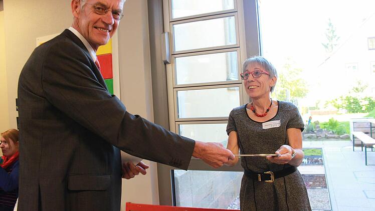 Bei Theresia Salomon (rechts) ist der Schlüssel endlich da, wo er hingehört, als ihn Alfred Neugebauer zwischenreichte.