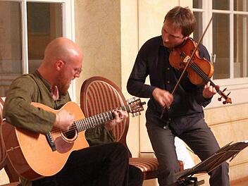 Carlo Hilsdorf an der Gitarre und Geigenspieler Rainer Nürnberger spielten als "Il Duo Divino" am Mittwochabend zum Auftakt der Jubiläums-"Gitarrentage" im Staatsbad. Foto: Thomas Dill