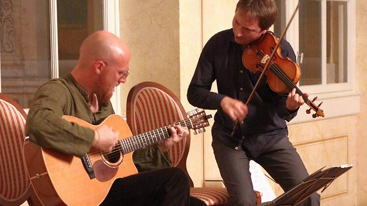 Carlo Hilsdorf an der Gitarre und Geigenspieler Rainer Nürnberger spielten als "Il Duo Divino" am Mittwochabend zum Auftakt der Jubiläums-"Gitarrentage" im Staatsbad. Foto: Thomas Dill
