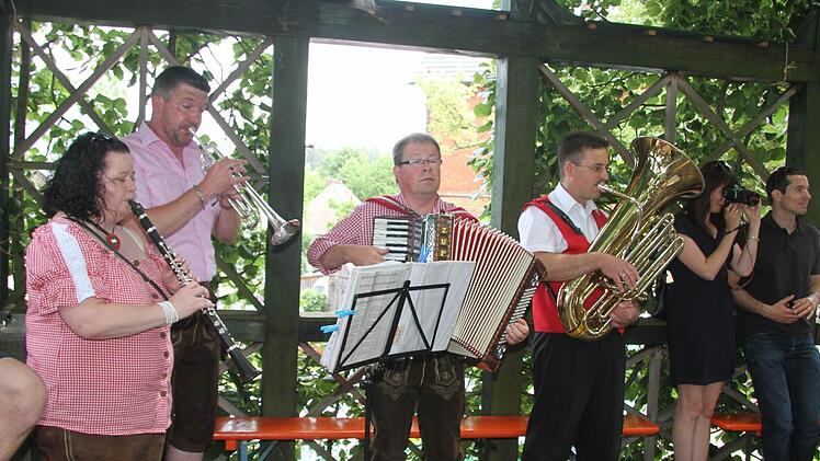 Die Schlackn tischten musikalisches Rehragout auf - und die Ortsburschen und -madla drehten sich unter der Lindenkrone und auf dem Lindenvorplatz. Foto: Sonja Adam