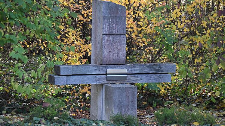 Stein und Holz: Günther Lang aus Eichstätt hat dieses Grabmal 2005 im Rahmen eines Wettbewerbs geschaffen. Foto: Ronald Rinklef