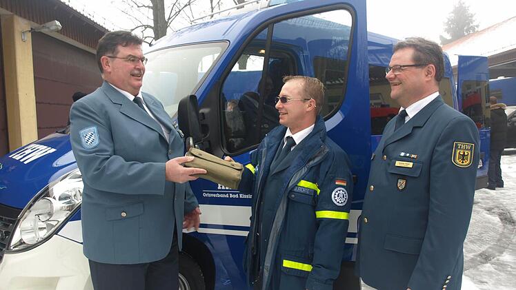 Einen neuen Mannschaftstransportwagen (MTW) übergab Geschäftsstellenleiter Curd Mohr aus Bamberg (links) an Dominik Fichte (Mitte) und den Vorsitzenden des Bad Kissinger THW-Ortsverbandes, Andreas Kiesel.  Foto: Stefan Geiger