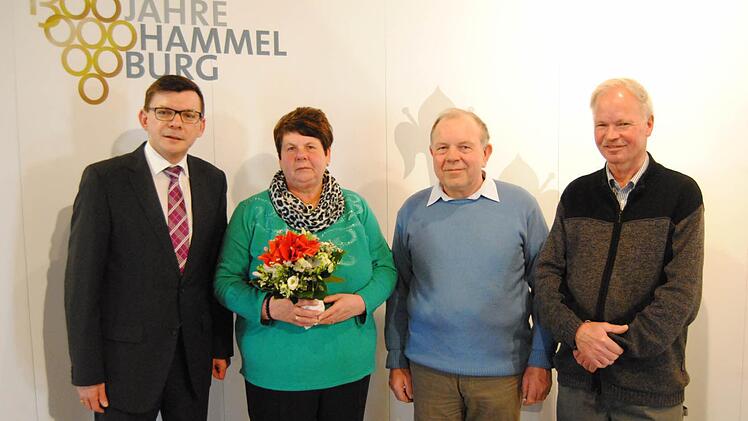 Bürgermeister Armin Warmuth (links) verabschiedete Peter Schäfer und August Brendan (rechts) und überreichte Ehefrau Helga Schäfer einen Blumenstrauß. Foto: Wolfgang Dünnebier
