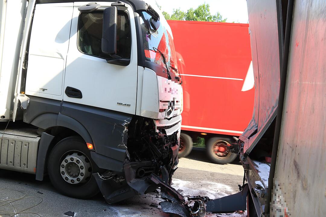 Schwerer Lkw-Unfall auf A3 sorgt für Vollsperrung