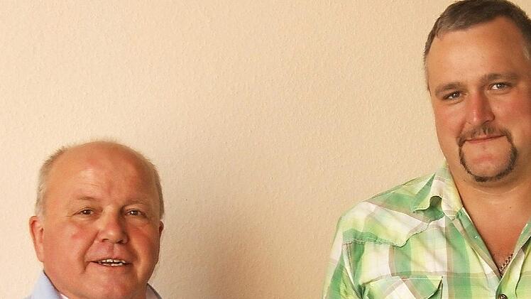 Bürgermeister Karl-Heinz Kandler (links) überreichte die Urkunde, die Gemeindearbeiter Holger Herbold als sachkundigen Kläranlagenbetreiber ausweist.