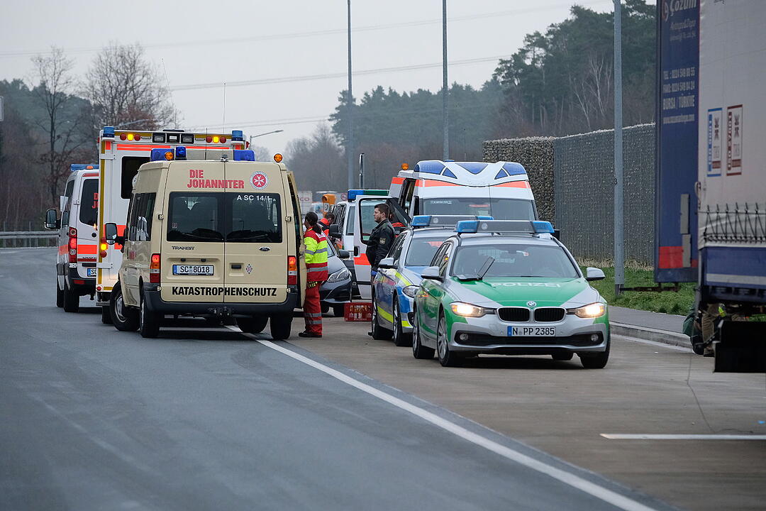 A6 im Kreis Ansbach: Klopfgeräusche aus dem Lkw – Polizei findet sechs Flüchtlinge