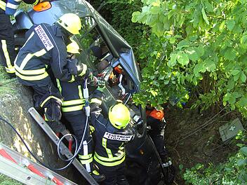 Die Schauübung hatte es in sich: Ein Pkw musste aus dem tiefen Graben geborgen werden, ein anderes steckte in dem morastigen Untergrund des Überlaufbeckens. Foto: Udo Sell