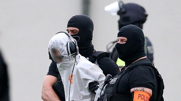 Ali B., der Tatverd&auml;chtige im Todesfall Susanna, wird von Beamten einer polizeilichen Spezialeinheit aus einem Helikopter zum Polizeipr&auml;sidium Westhessen gebracht. Hasan Bratic/dpa