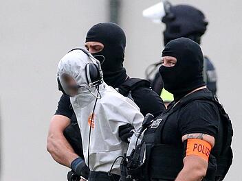 Ali B., der Tatverdächtige im Todesfall Susanna, wird von Beamten einer polizeilichen Spezialeinheit aus einem Helikopter zum Polizeipräsidium Westhessen gebracht. Hasan Bratic/dpa