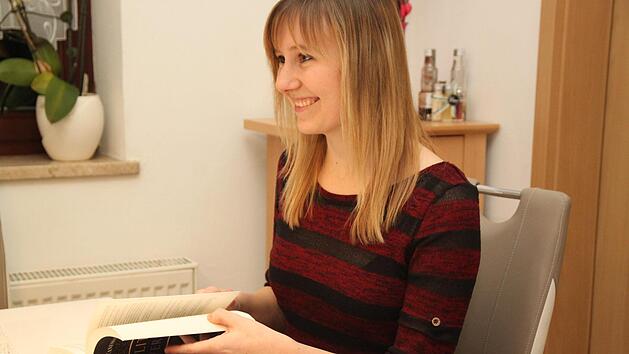 Vanessa Müller ist stolz, die eigenen Bücher in den Händen zu halten.Mirjam Stumpf