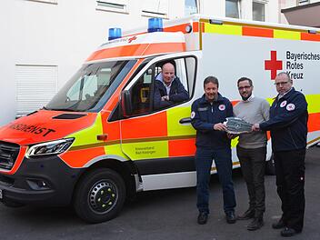 Bei der Schlüsselübergabe des neuen Rettungswagens in Bad Kissingen (von links): Fuhrparkmanager Manuel Vorndran, stellvertretender Kreisgeschäftsführer Thomas Menz, Wachleiter Sebastian Hedrich und stellvertretender Leiter Rettungsdienst, Thomas Weber. Peter Rauch