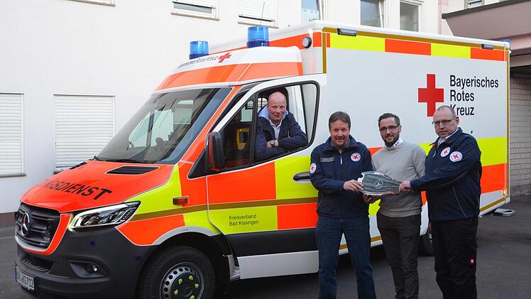 Bei der Schlüsselübergabe des neuen Rettungswagens in Bad Kissingen (von links): Fuhrparkmanager Manuel Vorndran, stellvertretender Kreisgeschäftsführer Thomas Menz, Wachleiter Sebastian Hedrich und stellvertretender Leiter Rettungsdienst, Thomas Weber. Peter Rauch