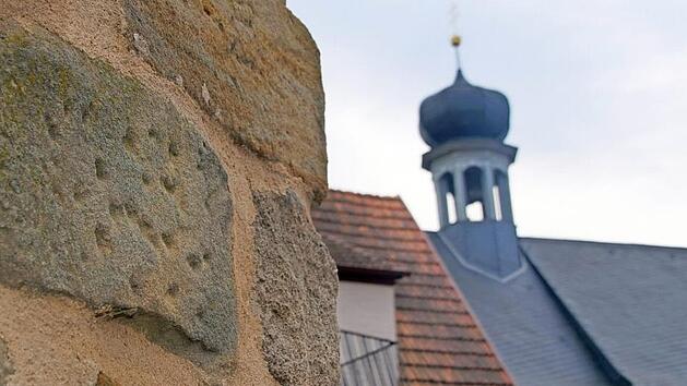 Georgenkapelle gr&uuml;&szlig;t Stadtmauer Foto: Mario Deller