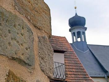Georgenkapelle grüßt Stadtmauer Foto: Mario Deller