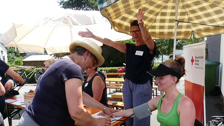 Blutdruck messen am BRK-Marienvereinstand in Wiesenfeld Foto: Karin G&uuml;nther