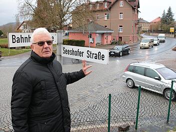 Aus Sicht von Johannes Schottdorf ist die Kreuzung Bahnhof-, Turnhouter und Seeshofer Straße einer der neuralgischen Punkte. Er möchte erreichen, dass hier mehr Fahrzeuge in Richtung Umgehung fahren, als in die Stadt oder das Wohngebiet abzubiegen. Foto: Ralf Ruppert