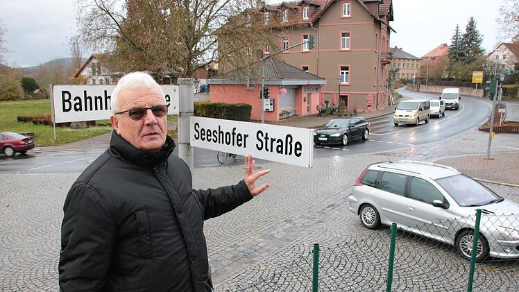 Aus Sicht von Johannes Schottdorf ist die Kreuzung Bahnhof-, Turnhouter und Seeshofer Straße einer der neuralgischen Punkte. Er möchte erreichen, dass hier mehr Fahrzeuge in Richtung Umgehung fahren, als in die Stadt oder das Wohngebiet abzubiegen. Foto: Ralf Ruppert