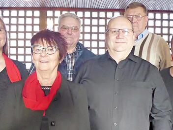 Ehrung beim Gesangverein Weilersbach: Das Bild zeigt von links Dirigentin Anke Rosbigalle, Elfriede Weidl, Paul Gath, Rüdiger Knauer, Hans Übelacker und Vorsitzende Manuela Wunner. Foto: Heidi Amon