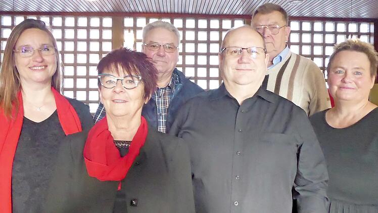 Ehrung beim Gesangverein Weilersbach: Das Bild zeigt von links Dirigentin Anke Rosbigalle, Elfriede Weidl, Paul Gath, Rüdiger Knauer, Hans Übelacker und Vorsitzende Manuela Wunner. Foto: Heidi Amon