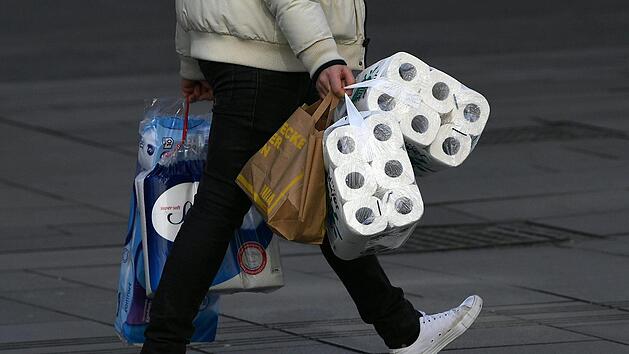 Bei zwei Supermarktketten ist die Nachfrage nach Klopapier wieder gestiegen. Aldi f&uuml;hrt jetzt eine Klopapier-Regel ein