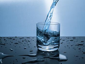 Gelenkschmerzen am ganzen Körper: Arthrose und Osteoporose vorbeugen durch Wasser