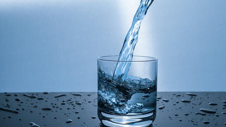 Gelenkschmerzen am ganzen Körper: Arthrose und Osteoporose vorbeugen durch Wasser