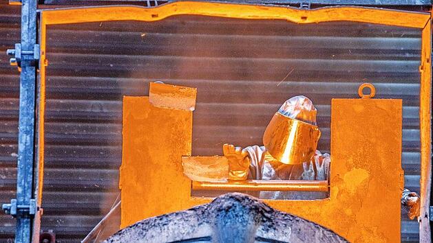 Auch die IG Metall steht vor schwierigen Tarifverhandlungen in diesem Jahr. Im Bild wird fl&uuml;ssiges Eisen mit einer Temperatur von 1400 Grad von einem Arbeiter in einer Eisengie&szlig;erei in Torgelow f&uuml;r das Gie&szlig;en vorbereitet.  Foto: Jens B&uuml;ttner, dpa