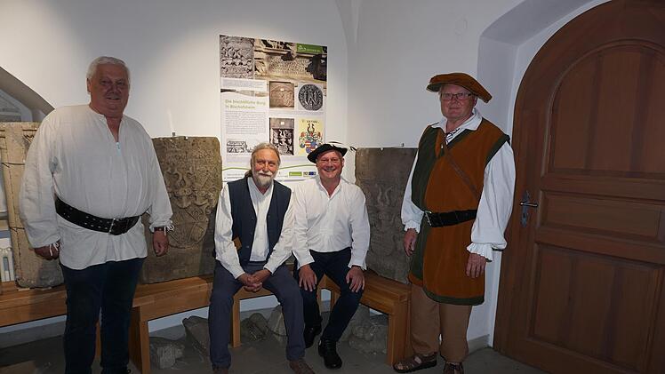 Es ist geschafft. Die Osterburg-Ausstellung ist fertiggestellt und wurde eröffnet mit (von links) dem Vorsitzenden der Freunde der Osterburg Bruno Werner, Burgenforscher  Joachim Zeune, Bürgermeister Georg Seiffert und Paul Dinkel, ebenfalls von d...