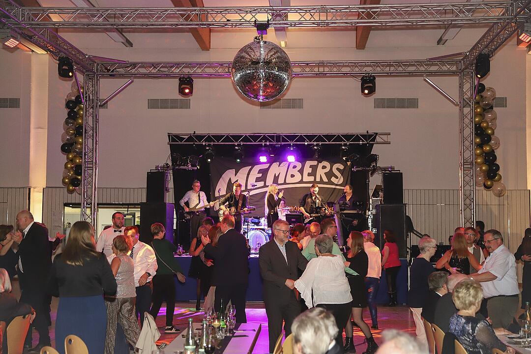 Es wurde in das Jahr 2025 gefeiert.