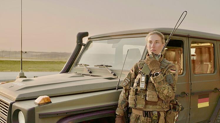 Patrouille mit Jeep: Die junge Offizierin Alina muss wachsam sein.