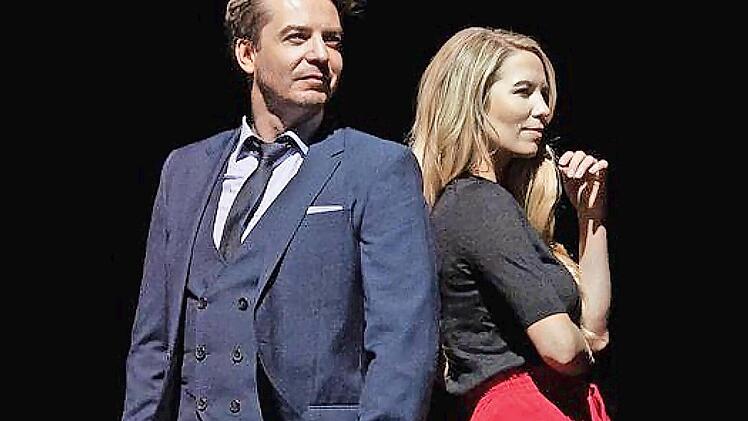 Alexander Stevens und Jacqueline Belle pr&auml;sentieren auf der B&uuml;hne echte Kriminalf&auml;lle.