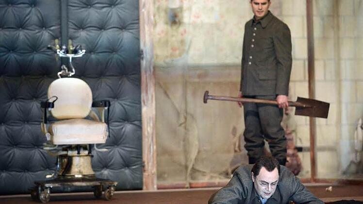 Wozzeck (Dietrich Volle) mit Tagebuch und Andres (Joshua Whitener) mit Schaufel