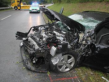 Total demoliert wurde am Mittwochnachmittag ein VW-Kombi auf der Bundesstraße 85 bei Rothenhügl.  Foto: Fabian Kluge