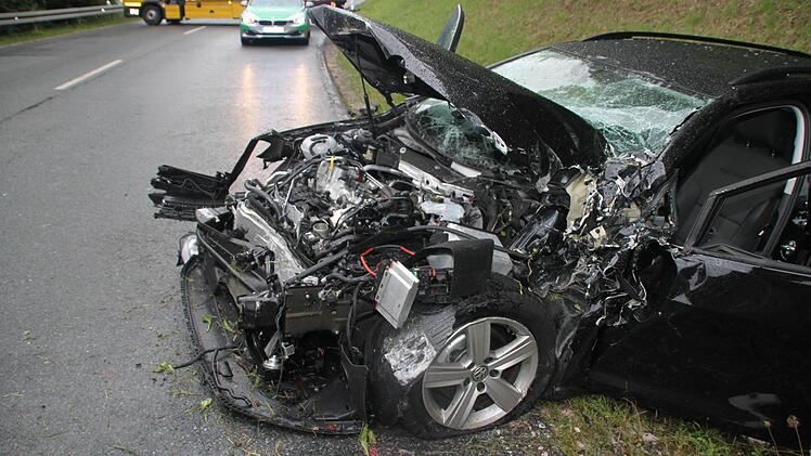 Total demoliert wurde am Mittwochnachmittag ein VW-Kombi auf der Bundesstraße 85 bei Rothenhügl.  Foto: Fabian Kluge
