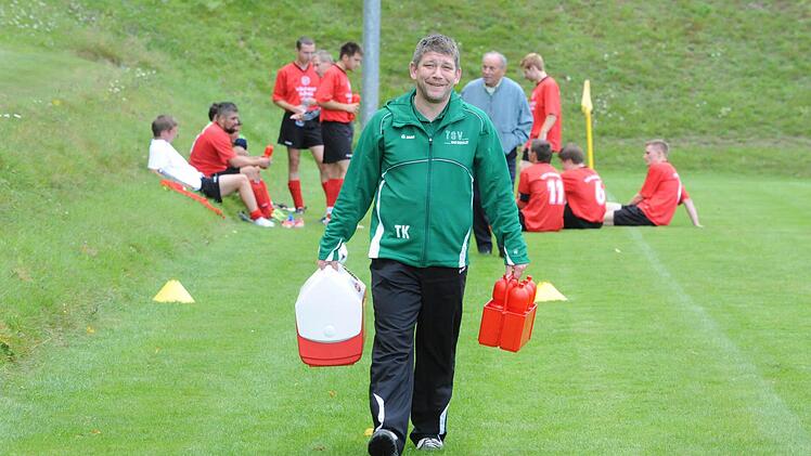 Alle versorgt: Thomas Kraus ist beim TSV Bad Bocklet/Aschach die mobile Verpflegungsstation. Foto: Hopf