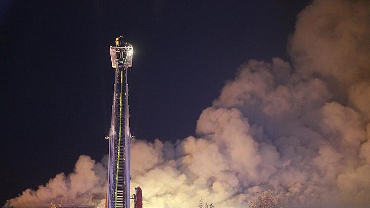 Grossbrand vernichtet Schreinerei samt Anbauten und Fuhrpark - Millionenschaden