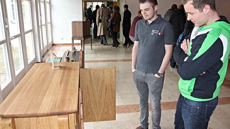 Neugierig wurden in der Ausstellungshalle die Meisterstücke bewundert.  Foto: Helmut Will