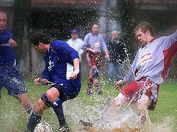 Ganz so viel Wasser wie auf diesem Symbolbild ist auf den Sportpl&auml;tzen im Bezirk zwar nicht, aber da viele von ihnen durchweicht oder gar von Schnee bedeckt sind, erfolgte gestern die generelle Absage. Foto: Schmidt