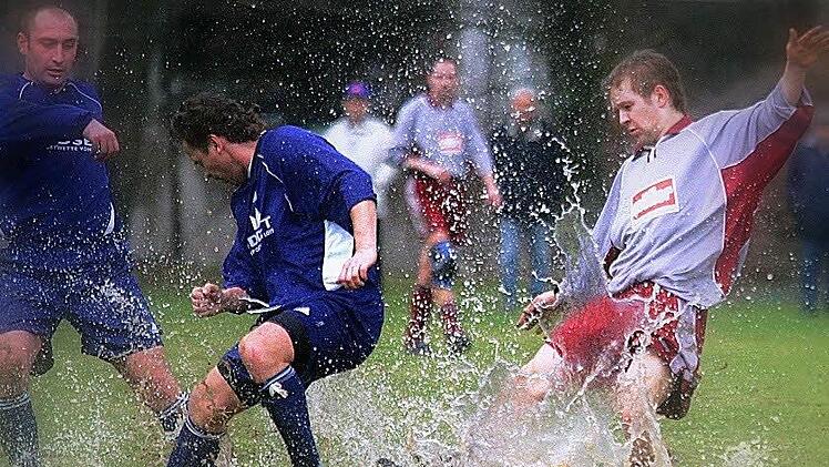 Ganz so viel Wasser wie auf diesem Symbolbild ist auf den Sportpl&auml;tzen im Bezirk zwar nicht, aber da viele von ihnen durchweicht oder gar von Schnee bedeckt sind, erfolgte gestern die generelle Absage. Foto: Schmidt