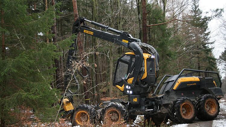 Der Harvester, die Holzerntemaschine, die derzeit in der Waldabteilung Reith bei Stangenroth im Einsatz. Foto: Gabriele Sell