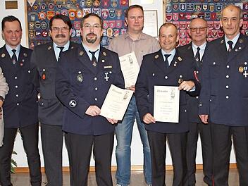Ehrung langjähriger Mitglieder (von links): stellvertretender Kommandant Ralf Hönninger, 2. Vorsitzender Stefan Hönninger, Kommandant Andreas Lehe, Marco Fischer, Christian Bart, Michael Haas und Reinhold Gradl  Foto: Alfred Thieret