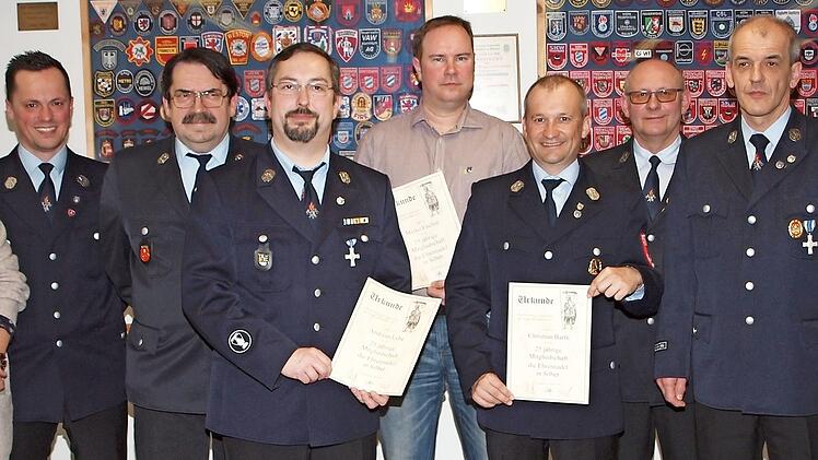 Ehrung langjähriger Mitglieder (von links): stellvertretender Kommandant Ralf Hönninger, 2. Vorsitzender Stefan Hönninger, Kommandant Andreas Lehe, Marco Fischer, Christian Bart, Michael Haas und Reinhold Gradl  Foto: Alfred Thieret