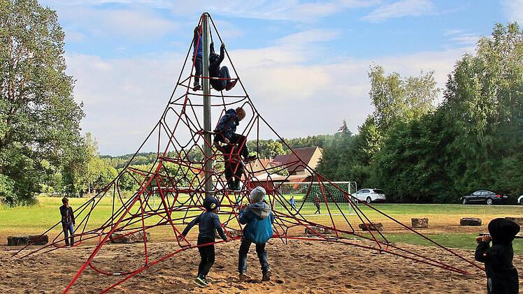 Die Kletterpyramide auf dem neu hergerichteten Spielplatz bei der Festhalle  in Poppenlauer ist ein sehr beliebtes Spielgerät. Foto: Dieter Britz