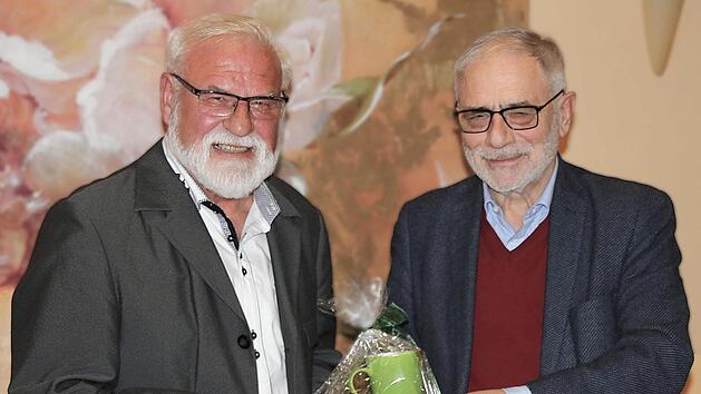 Aus dem Leben eines Klostersch&uuml;lers in M&uuml;nnerstadt erz&auml;hlte Eugen Albert  (links). Leo Pfennig (rechts) &uuml;bernahm es, ihm als Dank die obligatorische  Tasse zu &uuml;berreichen. Foto: Dieter Britz