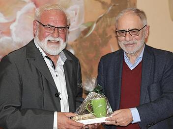 Aus dem Leben eines Klosterschülers in Münnerstadt erzählte Eugen Albert  (links). Leo Pfennig (rechts) übernahm es, ihm als Dank die obligatorische  Tasse zu überreichen. Foto: Dieter Britz